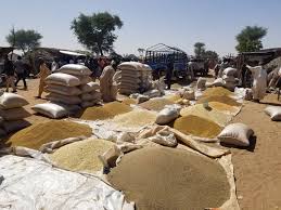 Marché agricole au Niger — sacs de céréales et activité commerciale